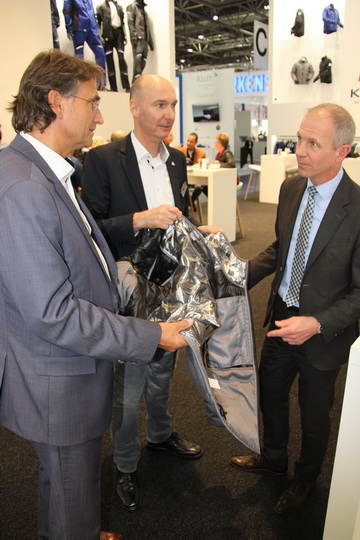 Kübler Geschäftsführer Michael Stiegert und Vertriebsleiter Eric Langlotz präsentieren die neue Winterjacke für die Saison 20/21 (Foto © DKB)
