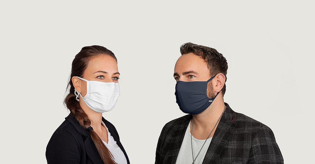 Die Masken können hinter dem Ohr oder hinter dem Kopf gebunden werden (Foto © HAKRO GmbH)